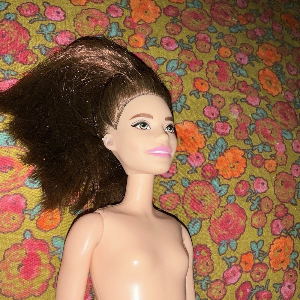 BARBIE FASHIONISTAS DOLL 187 2021‎ HBV19 Hearing Aids NUDE Brunette Nude READ